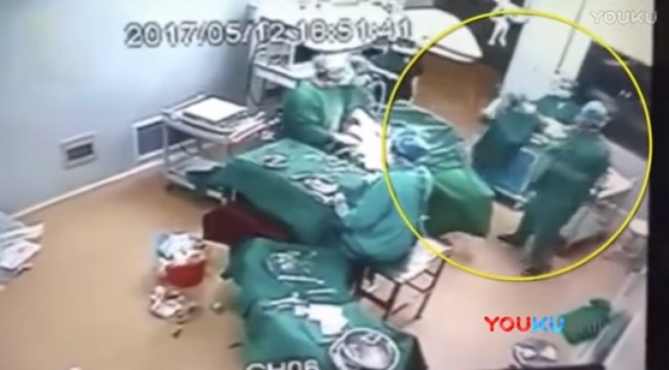 VIDEO: médico y una enfermera, a puñetazo limpio en el quirófano - Primera Edición S.A (Comunicado de prensa) (Registro)