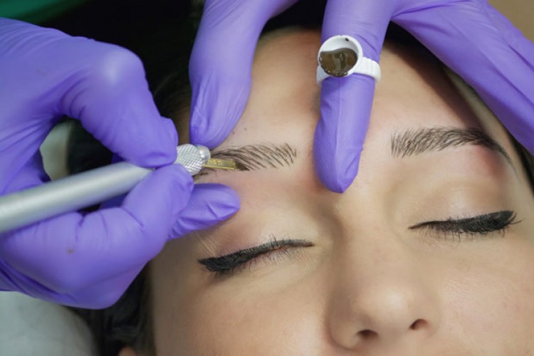 El método que crea cejas pelo a pelo - Primera Edición