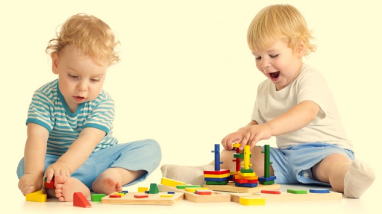 El juego paralelo: ¿por qué mi hijo de 2 años no juega con otros
