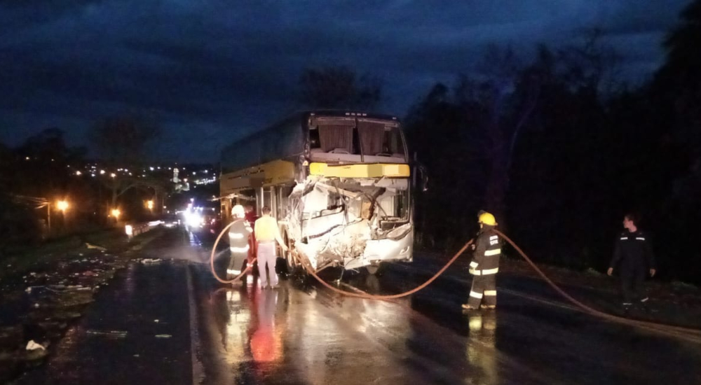 Choque colectivo-camión en Capioví: 54 pasajeros heridos y cuatro de gravedad