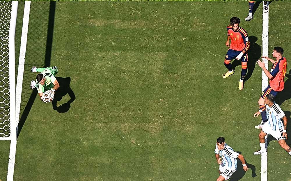 Dibu Martínez, la gran figura de Argentina ante España