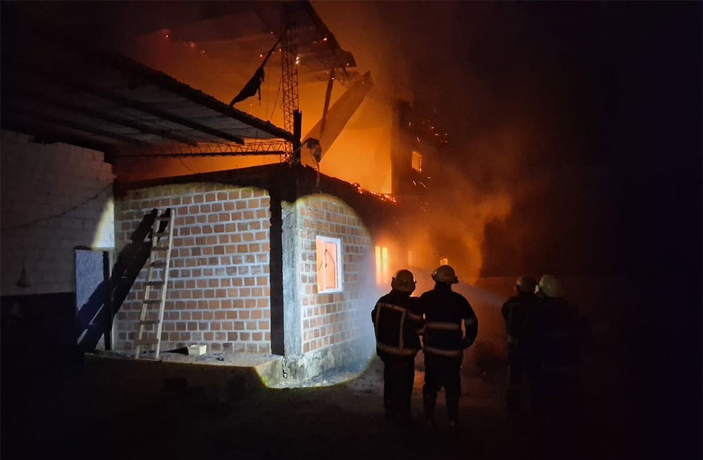 Se despertó con la casa en llamas y sospechan que el fuego comenzó donde cargaba un celular