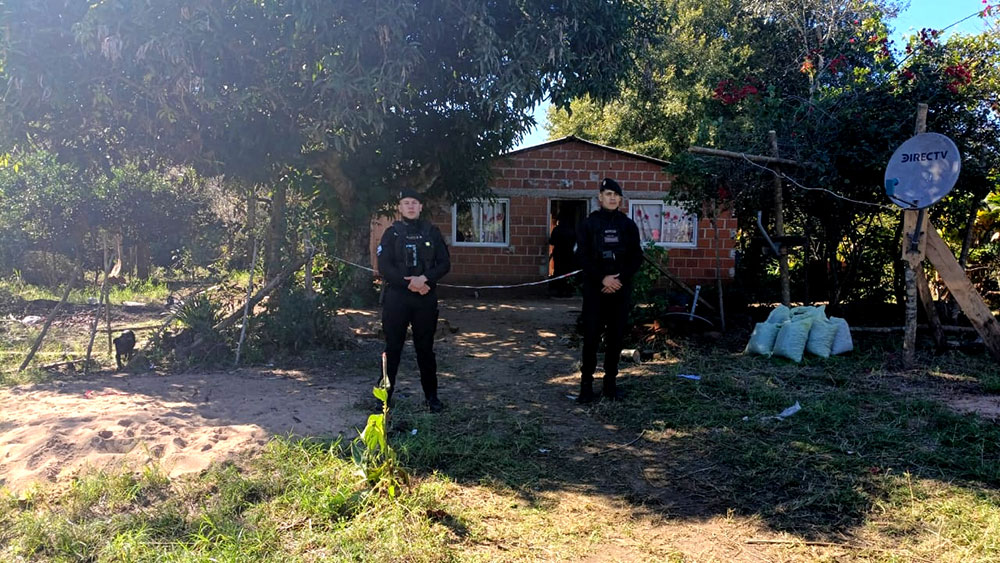 La madre del niño hallado muerto en Santa Ana recibió el alta médica y permanece detenida