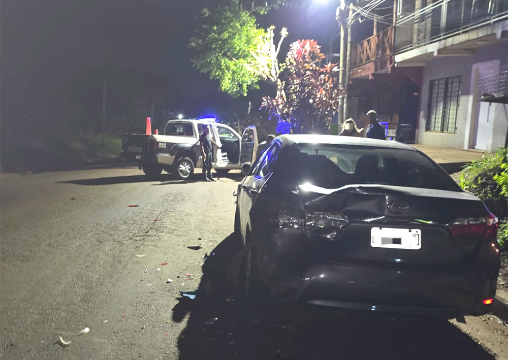 Chocó contra un auto estacionado, huyó y fue interceptado