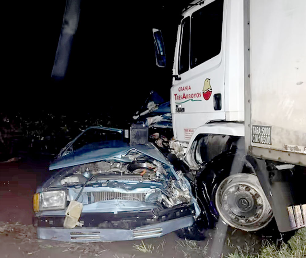 Siete muertos, entre ellos tres menores, por el choque frontal entre un auto y un camión