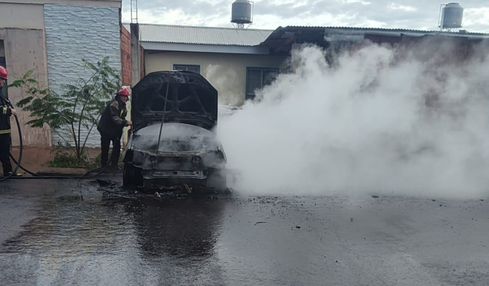 Un auto se incendió en plena maniobra de salida de un garaje en Posadas