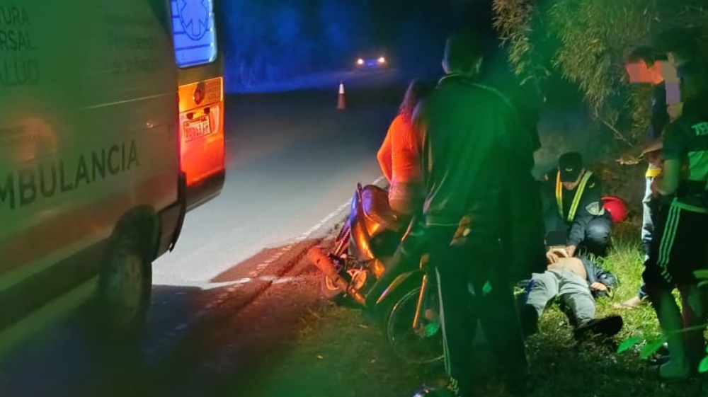 Choque y despiste de dos motos por una tacuara sobre la ruta