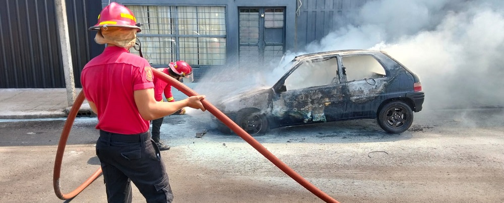 Se incendió un auto en plena avenida de Posadas