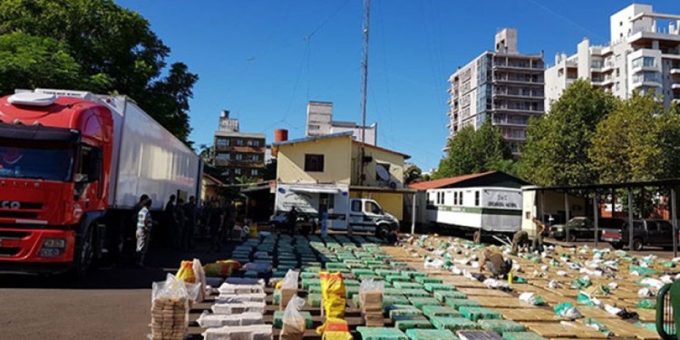 Efectivos de Gendarmería Nacional encontraron 9.745 kilogramos de marihuana ocultos en un doble fondo de un camión térmico.