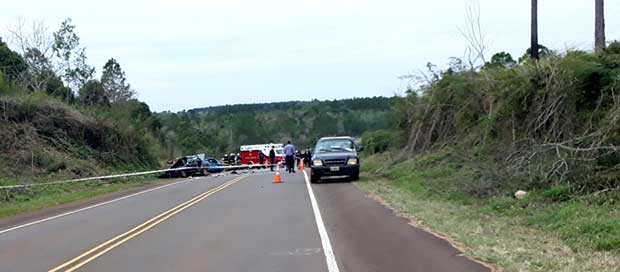 Dos muertos y cuatro heridos graves en siniestro frontal en la ruta 103
