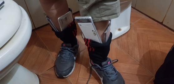Llevaba celulares hasta en las medias