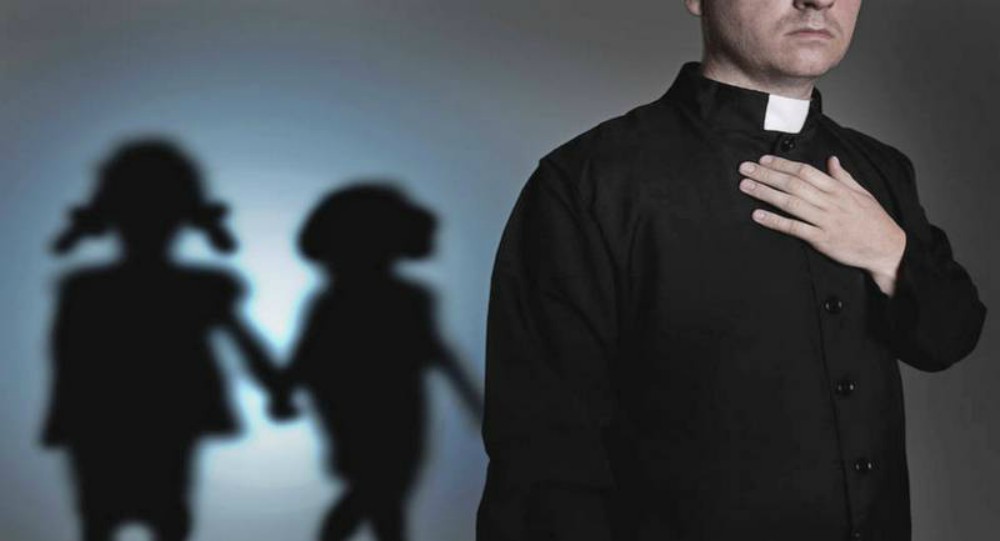 Dos curas cuelgan los hábitos, investigados por abuso sexual