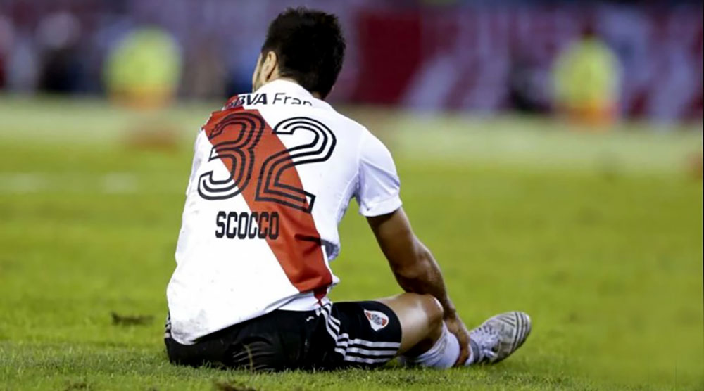 Scocco se desgarró y depende de un milagro para jugar contra Racing