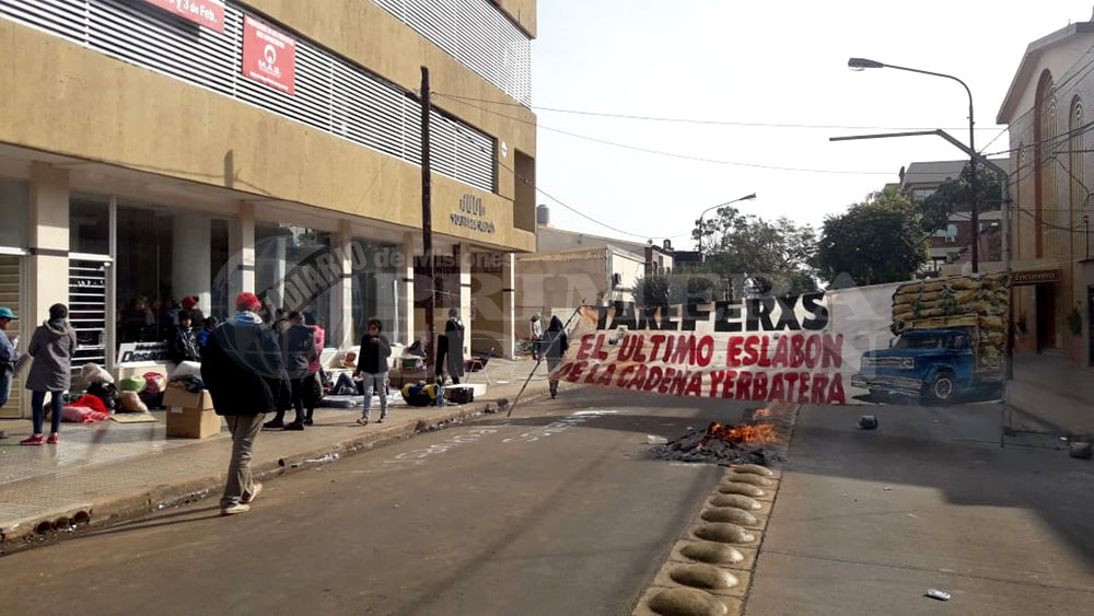 Tareferos cortan el tránsito frente al Ministerio de Desarrollo Social