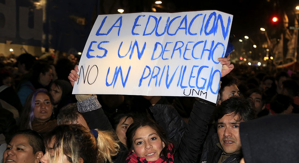 Multitudinaria marcha en defensa de la Universidad Pública