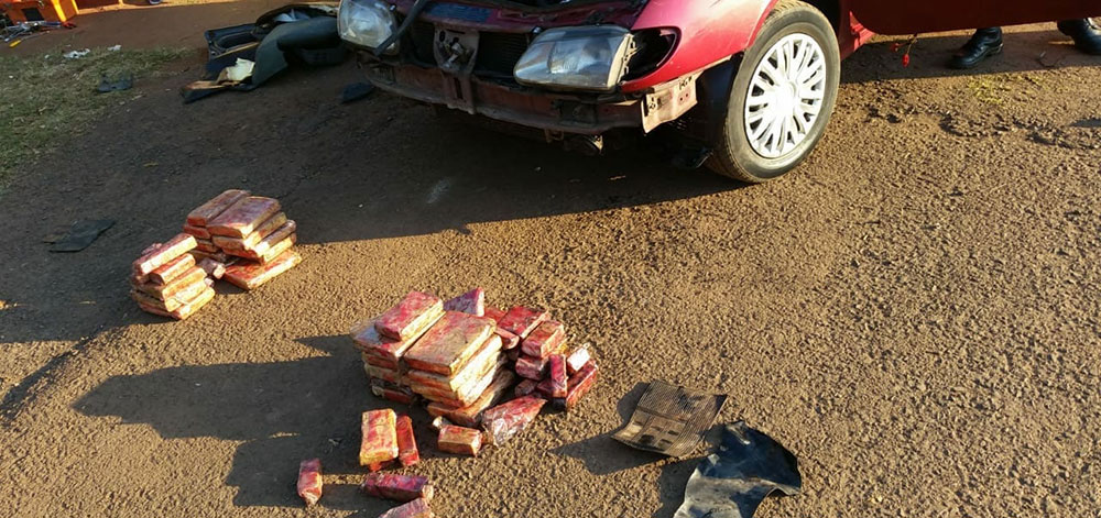 Llevaba 45 kilos de marihuana ocultos en los faros del auto