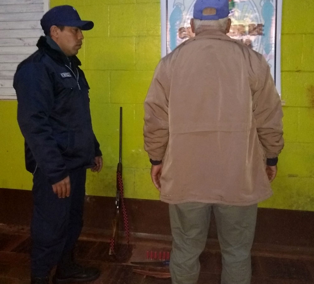 Detienen a hombre armado en Santa Ana