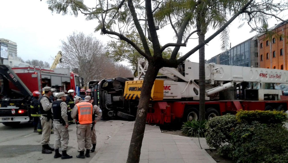Grúa fuera de control chocó un camión de basura y un hombre murió aplastado
