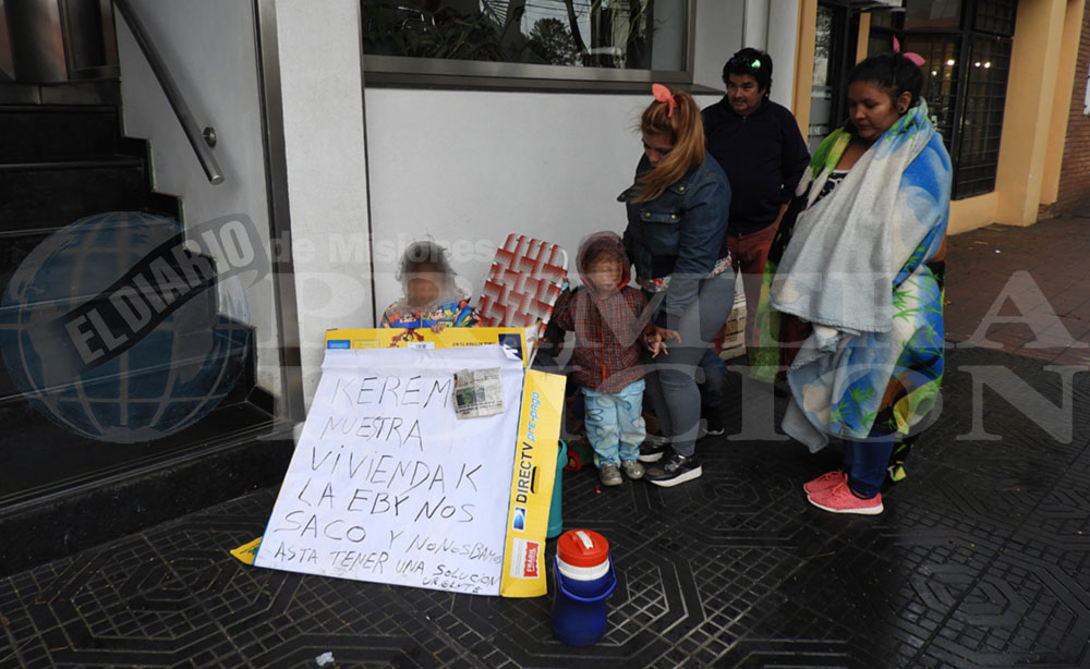 Perdió su casa por la enfermedad de su esposa y acampa para recuperarla