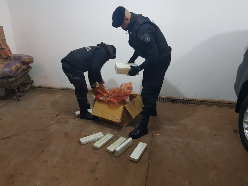 Vio a la Policía y tiró la droga en una plaza