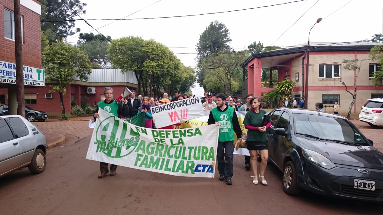 Marchan en Eldorado ante nueva ola de despidos en Agricultura Familiar