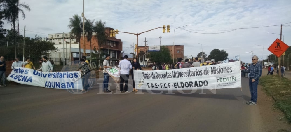 Docentes universitarios y estudiantes cortaron la ruta 12