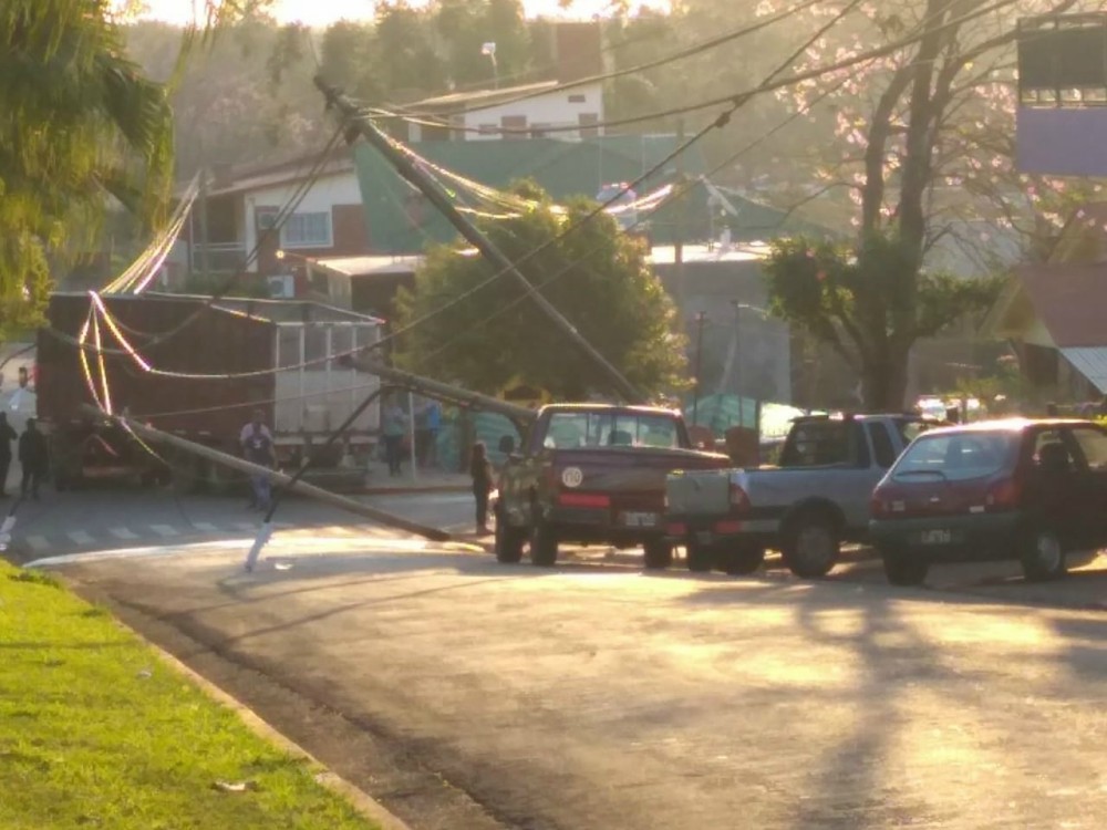 Camión arrastró varios postes de luz en Capioví