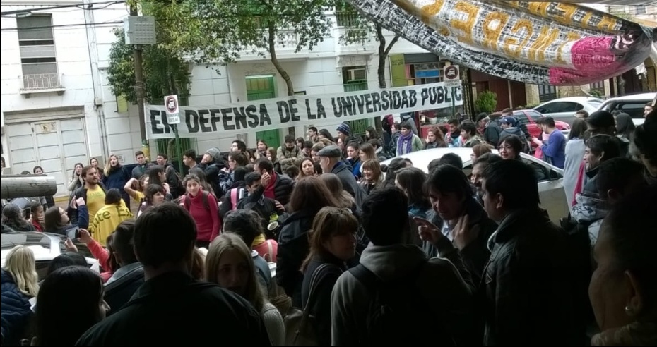 Abrazo simbólico a Humanidades en defensa de la Universidad Pública