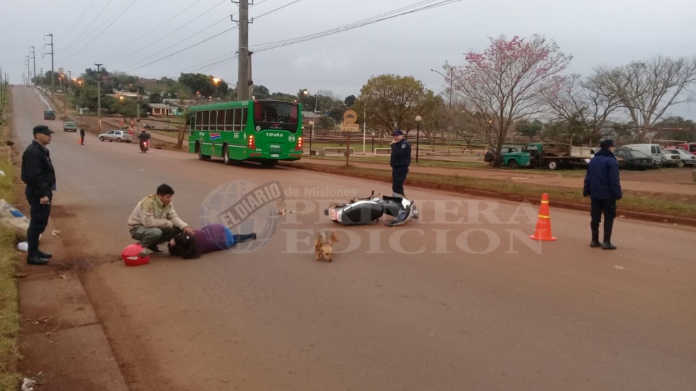 Despistó una moto en Posadas: 2 heridos