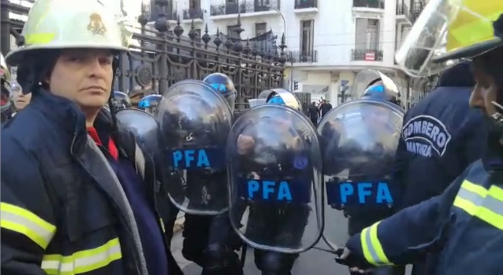 Tensión en el abrazo simbólico de los bomberos al Congreso de la Nación