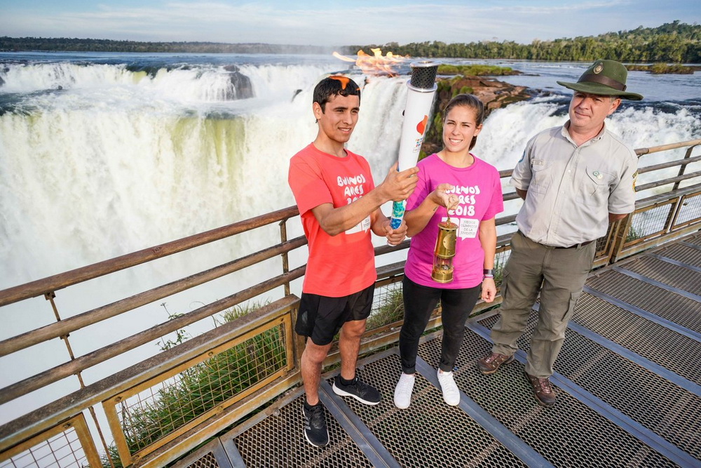 La llama olímpica ilumina a las Cataratas del Iguazú