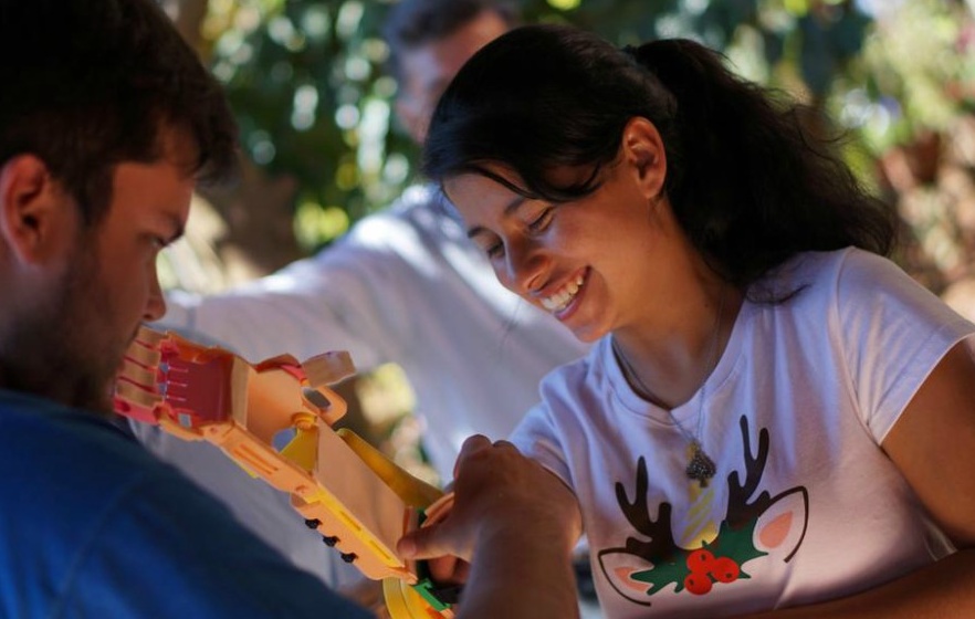 Otra heroína de Atomic Lab: Romina ya tiene su prótesis y sus superpoderes