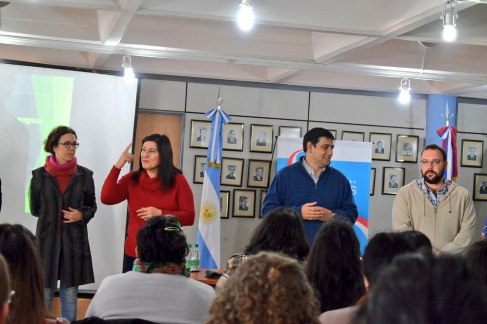 Más de 240 personas comenzaron el curso de Lengua de Señas Argentinas