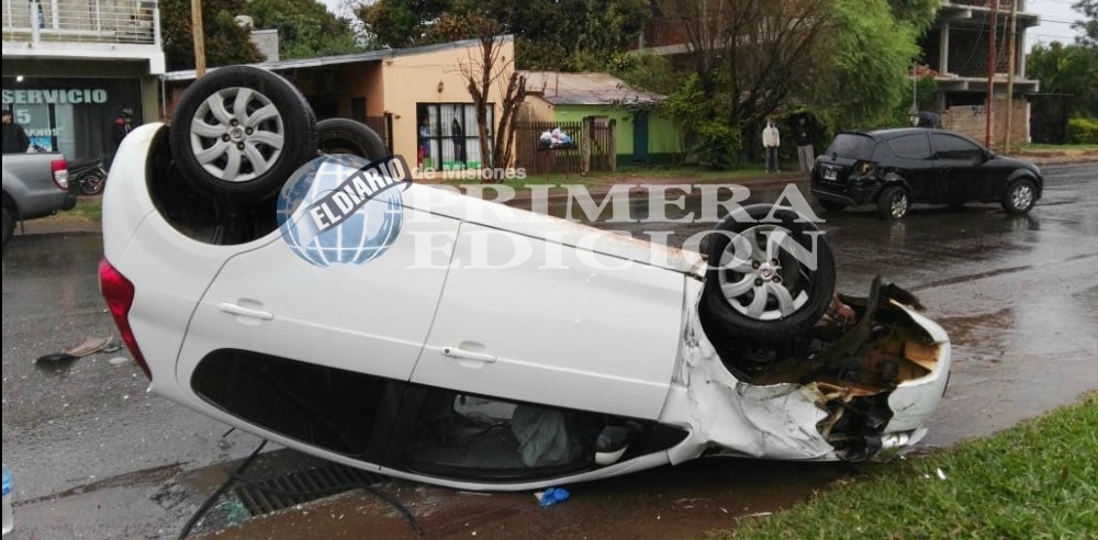 Aparatoso vuelco sobre la avenida Blas Parera en pleno mediodía