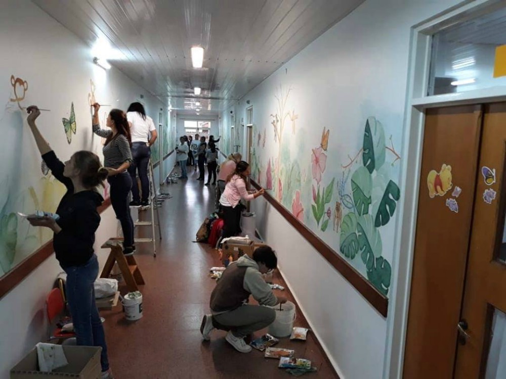 Pintar para ayudar a sanar a los niños que están en hospital