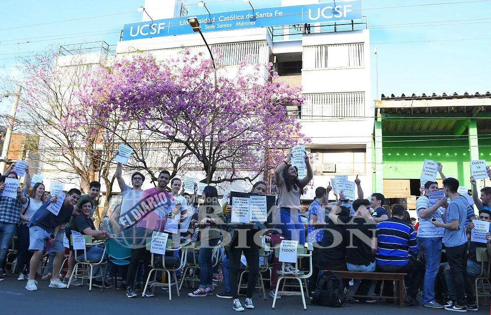 Sentada pacífica frente a la UCSF contra el aumentazo de las cuotas