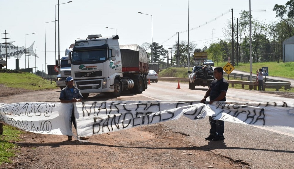Corte de ruta en el acceso Montecarlo