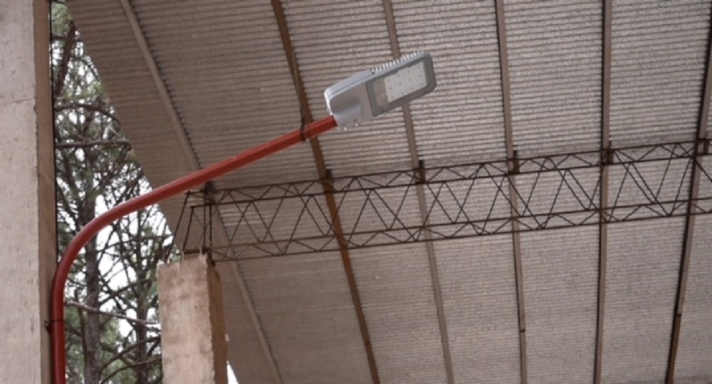 Instalaron luminarias en el playón deportivo del barrio Piedrabuena