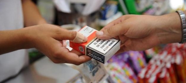 Desde este lunes, fumar será más caro