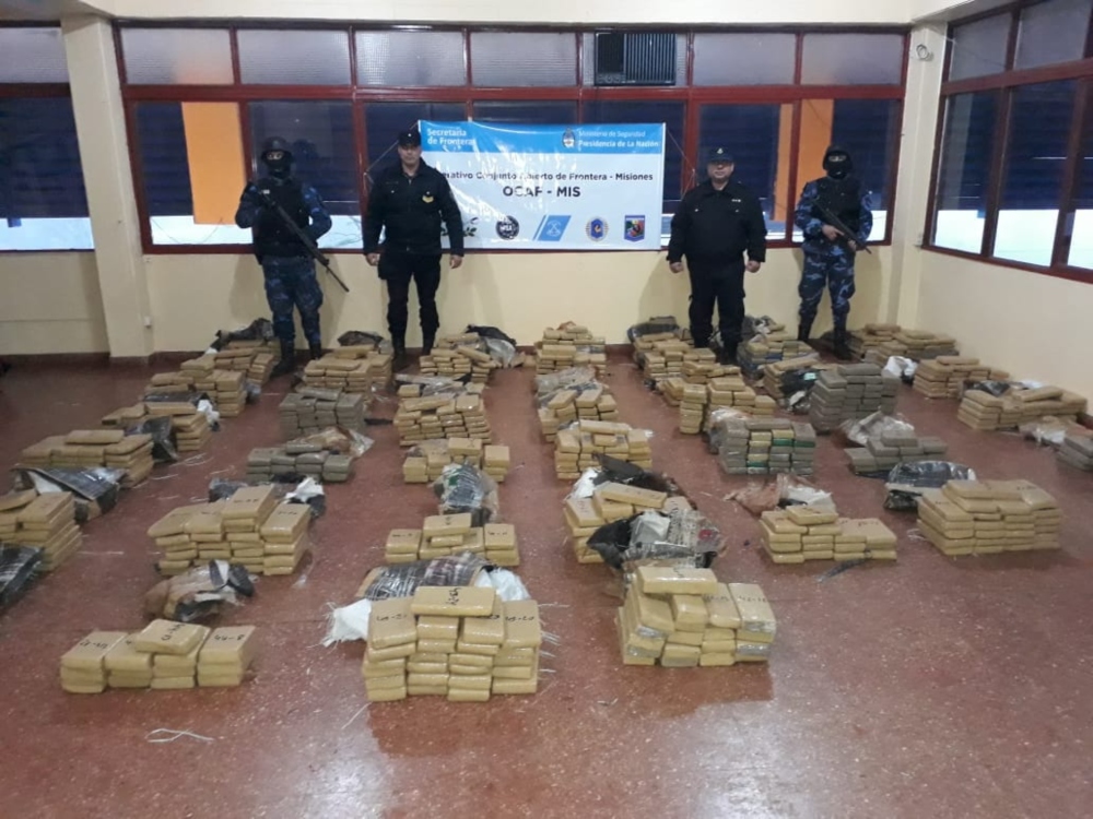 Pozo Azul: abandonan camioneta con más de mil panes de marihuana