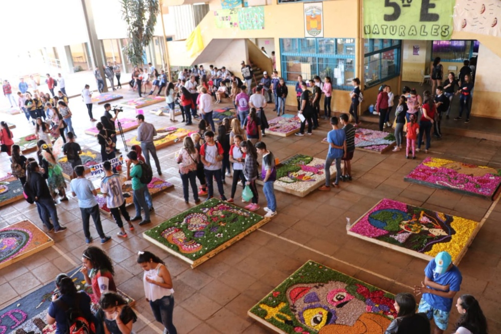 El Bachillerato 5 realizó su tradicional muestra de alfombras florales