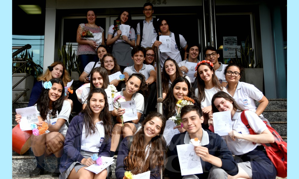 Con flores y poemas, los jóvenes esperan a la primavera
