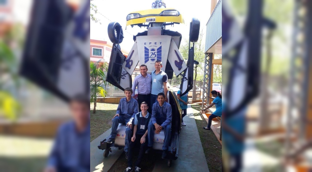 Presentaron en sociedad al “transformer” de la EPET 25