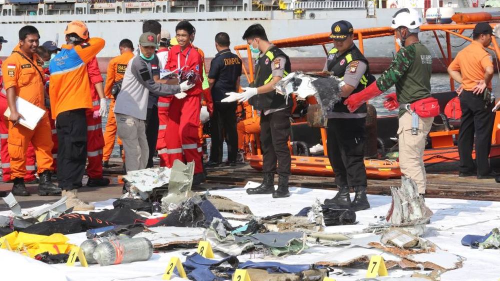 Tragedia aérea en Indonesia: socorristas hallan más restos humanos