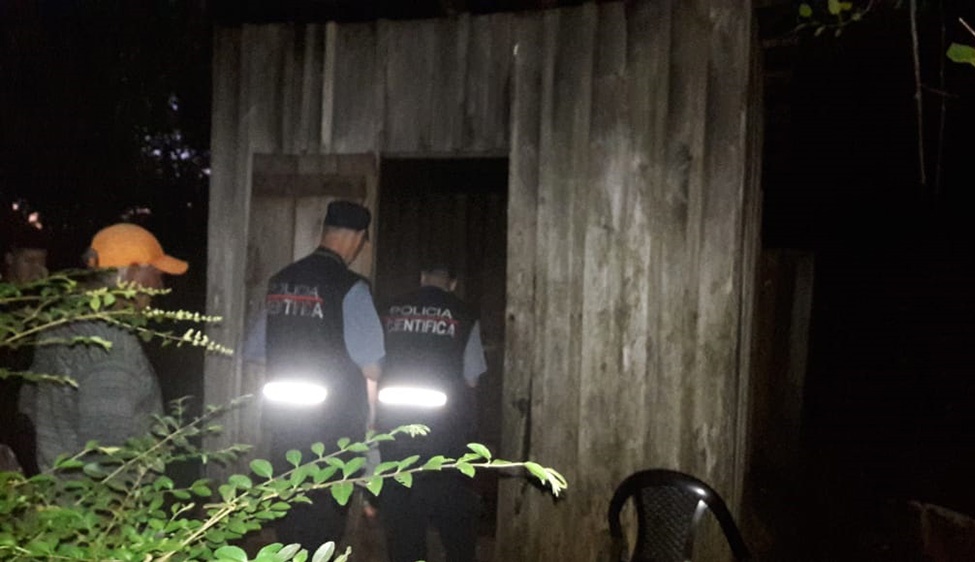 PISTAS. Los uniformados de la Unidad Regional II, anoche, en plena labor en la escena del crimen. Fernández era conocido del presunto autor.