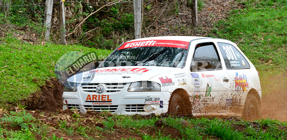 SIGUE MARCANDO EL RITMO. Sanmartín manejó con autoridad en el barro y se llevó una vez más la victoria en la Clase A. El piloto del Gol blanco ya sueña con otra título en el rally provincial.