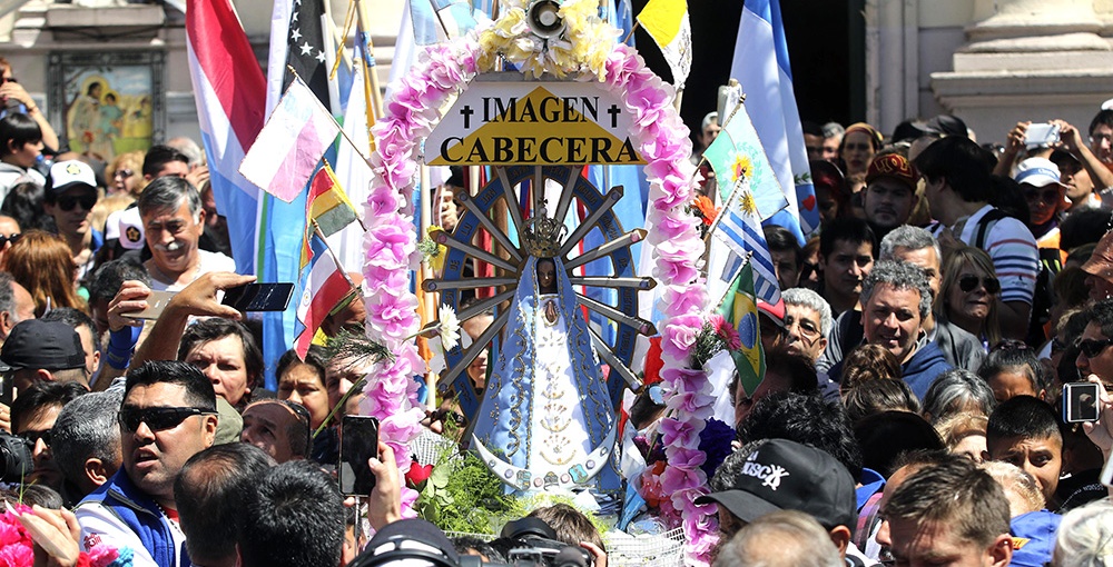 Miles de peregrinos marchan rumbo a Luján