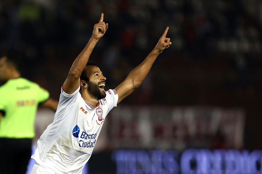 Superliga: con diez jugadores, Huracán dio vuelta el partido