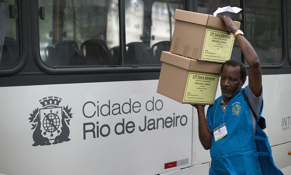 Brasil elige: en la favela o en la web, los candidatos juegan sus últimas cartas