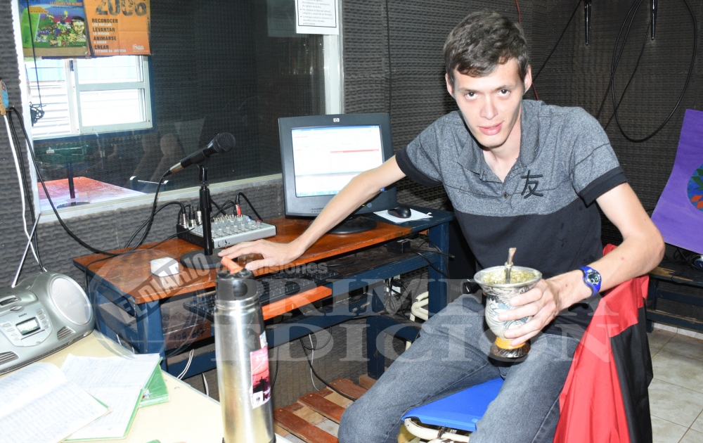 El retraso madurativo no lo detuvo y hace 6 años tiene su propio programa de radio